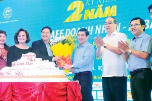 Bí thư Thành ủy TPHCM Nguyễn Thiện Nhân chúc mừng Cafe Doanh nhân kỷ niệm 2 năm Ảnh: CAO THĂNG