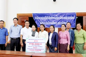 Phó Bí thư Thành ủy TPHCM trao 100.000USD hỗ trợ người dân tỉnh Attapư bị ảnh hưởng sự cố vỡ đập thủy điện