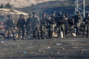 Binh sĩ Israel trấn áp một cuộc biểu tình tại Beilj El, gần TP Ramallah ở Bờ Tây (Palestine). Ảnh: REUTERS