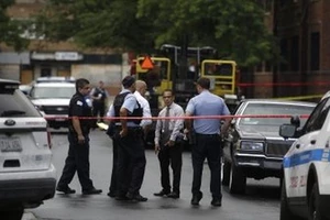 Cảnh sát Chicago điều tra một vụ đấu súng vào ngày 5-8 tại Chicago