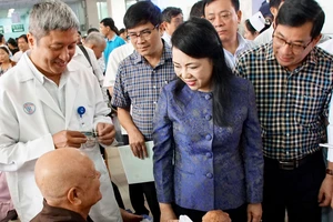 Bộ trưởng Bộ Y tế Nguyễn Thị Kim Tiến thăm hỏi một bệnh nhân tại BV Chợ Rẫy sáng 13-8 Ảnh: HOÀNG HÙNG