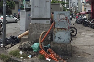 Các tủ điện - viễn thông ngổn ngang, rất mất mỹ quan đô thị ở ngã tư Trần Hưng Đạo - Nguyễn Văn Cừ (quận 1)