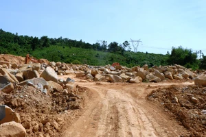  Lượng đá lăn, đá tảng lớn được khai thác bên thân hồ Trà Cân