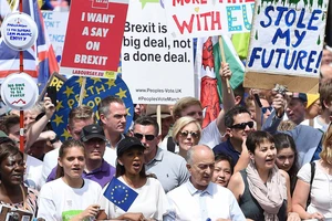 Người dân Anh yêu cầu trưng cầu dân ý lại về Brexit