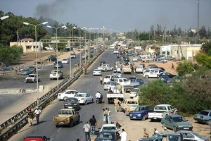 Một bức ảnh chụp ngày 21-8-2011 từ một cây cầu ở phía tây Tripoli, nơi hàng chục người biểu tình đã bị giết. Ảnh: DAILYMAIL.CO.UK