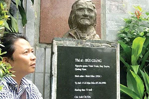  Nhạc sĩ Trần Quế Sơn bên mộ thi sĩ Bùi Giáng
