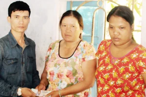 Đại diện báo SGGP tại Bình Định trao tiền hỗ trợ bạn đọc đến tận tay hoàn cảnh mẹ con chị Nguyễn Thị Bích Vân