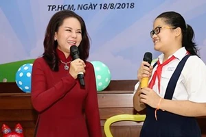 Em Nguyễn Thị Ánh Ngọc tại buổi giao lưu các nữ sinh hiếu học được nhận học bổng