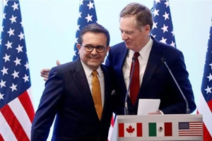 Đại diện Thương mại Mỹ Robert Lighthizer (phải) và Bộ Trưởng Kinh Tế Mexico Ildefonso Guajardo gặp nhau nhiều lần để đàm phán mà không có đại diện Canada 