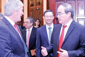 Bí thư Thành ủy TPHCM Nguyễn Thiện Nhân trao đổi với Bộ trưởng Damien O’Connor. Ảnh: CAO THĂNG