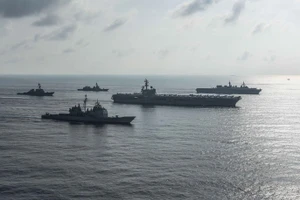 Tàu sân bay của Mỹ và Nhật Bản tập trận ở biển Đông. Ảnh: TWITER