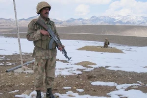 Binh sĩ Pakistan canh gác tại khu vực Lwara Fort, trên biên giới giáp Afghanistan. Ảnh: REUTERS 