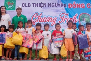 Trao quà các học sinh khó khăn biết vươn lên học tốt ở Bình Thuận