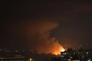 Khói lửa bốc lên từ căn cứ không quân Mazzeh, phía Tây thủ đô Damascus, Syria ngày 2-9. Ảnh: THX/TTXVN