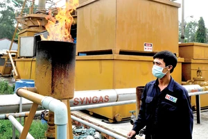 Hệ thống chuyển hóa rác thải công nghiệp thành khí chạy máy phát điện tại bãi rác Gò Cát Ảnh: CAO THĂNG