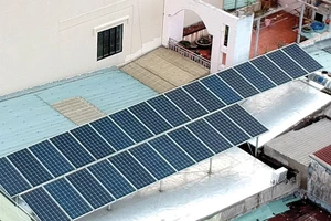 Pin mặt trời lắp đặt tại một gia đình để kinh doanh ăn uống, sử dụng trong sinh hoạt Ảnh: THÀNH TRÍ