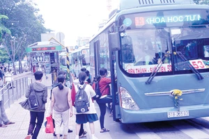 Hành khách đi xe buýt tuyến 53 Bến Thành - Suối Tiên Ảnh: THÀNH TRÍ