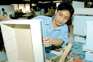 Sản xuất tủ gỗ xuất khẩu tại một đơn vị ở TPHCM Ảnh: CAO THĂNG