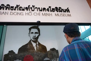Bức hình lớn về Chủ tịch Hồ Chí Minh được trưng bày ngay lối vào của Bảo tàng. Ảnh: VOV