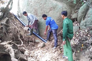 Giữa vách núi cheo leo, người Dao nỗ lực lắp đường ống dẫn nước về làng