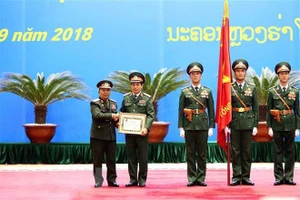 Thượng tướng Chansamone Chanyalath trao Huân chương Tự do Itxala của Nhà nước Lào cho Thượng tướng Phan Văn Giang. Ảnh: TTXVN