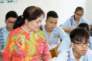 Giáo viên Trường THCS Lạc Hồng (quận 10 TPHCM) trong một giờ lên lớp Ảnh: HOÀNG HÙNG