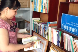 Nhiều khu nhà trọ bố trí tủ sách để giúp công nhân có thêm kiến thức, nâng cao đời sống văn hóa