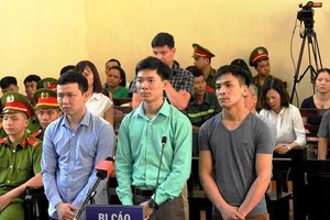 Bác sĩ Hoàng Công Lương cùng 2 bị cáo Bùi Mạnh Quốc và Trần Văn Sơn tại phiên tòa xét xử vụ án tai biến chạy thận