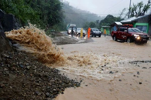  Một đoạn đường bị hư hại do bão Mangkhut trên đảo Luzon, Philippines. Ảnh: REUTERS