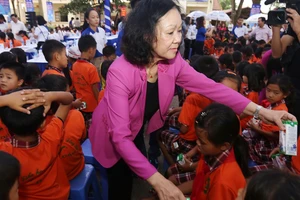 Bà Trương Thị Mai, Ủy viên Bộ Chính trị, Bí thư Trung ương Đảng, Trưởng ban Dân vận Trung ương trao sữa cho trẻ em tỉnh Vĩnh Phúc