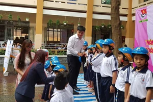 Tặng mũ bảo hiểm cho học sinh Trường Trần Văn Ơn