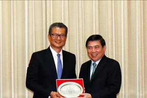  Chủ tịch UBND TPHCM Nguyễn Thành Phong đã có buổi tiếp ông Trần Mậu Ba, Cục trưởng Cục Tài chính Hồng Công, Trung Quốc. Ảnh: TTXVN