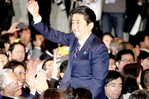 Các nghị sĩ đảng Dân chủ tự do chúc mừng Thủ tướng Nhật Bản Shinzo Abe