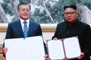 Tổng thống Hàn Quốc Moon Jae In và lãnh đạo Triều Tiên Kim Jong Un ký thỏa thuận tại Bình Nhưỡng hôm 19-9. Ảnh: YONHAP 