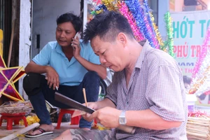 Một gia đình chuyên làm lồng đèn ngôi sao tại Phú Bình (quận 11, TPHCM) Ảnh: LÊ VĨNH