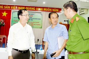 Chủ tịch UBND quận 1 Trần Thế Thuận và đại diện Công an quận 1 tri ân những đóng góp của ông Trần Văn Thanh (giữa) cho cuộc sống bình yên của người dân phường Phạm Ngũ Lão