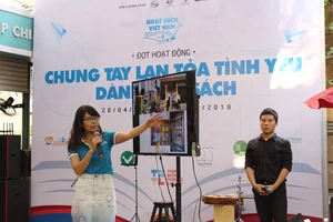 Chị Trần Thị Kim Thoa giới thiệu về “Tủ sách giải trí và giáo dục” tại chương trình “Book Tank” do Đường sách TPHCM tổ chức 