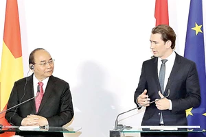 Thủ tướng Nguyễn Xuân Phúc với Thủ tướng Áo Sebastian Kurz gặp gỡ báo chí sau hội đàm. Ảnh: TTXVN