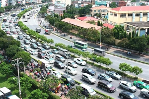 Phương tiện giao thông đi vào trung tâm TPHCM qua đường Nguyễn Hữu Cảnh. Ảnh: CAO THĂNG