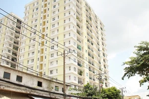 Tổ chức tháo dỡ phần xây dựng sai phép của chung cư Khang Gia