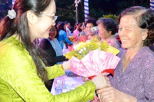 Chủ tịch Hội LHPN TPHCM Nguyễn Thị Ngọc Bích tặng hoa tri ân cán bộ, chiến sĩ Ban Phụ vận Sài Gòn - Gia Định