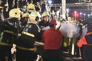 Lực lượng cứu hộ chuyển thi thể nạn nhân tại hiện trường vụ tai nạn trật bánh tàu hỏa ở Nghi Lan, Đài Loan (Trung Quốc) ngày 21-10-2018