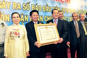 Đồng chí Nguyễn Thị Vân (Bảy Vân) tại Lễ kỷ niệm 35 năm ngày Báo SGGP ra số đầu tiên và đón nhận Huân chương Độc lập hạng ba Ảnh: VIỆT DŨNG