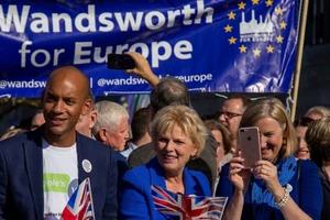 Nhiều thành viên Nghị viện Anh cũng tham gia cuộc tuần hành đòi trưng cầu dân ý về Brexit. Ảnh: REX