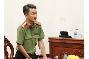 Thượng tá Trần Văn Dương, Trưởng phòng Tham mưu, Công an TP Cần Thơ, cung cấp thông tin cho báo chí