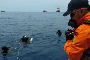 Các thợ lặn tìm kiếm tại khu vực máy bay của hãng Lion Air bị rơi. Ảnh: REUTERS