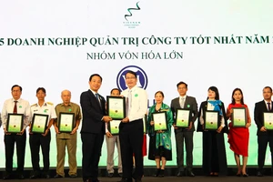 Ông Trần Chí Sơn – đại diện Vinamilk nhận chứng nhận trong lễ trao giải Cuộc bình chọn Doanh nghiệp niêm yết năm 2018