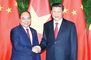 Thủ tướng Nguyễn Xuân Phúc gặp Tổng Bí thư, Chủ tịch Trung Quốc Tập Cận Bình tại Hội chợ nhập khẩu quốc tế Trung Quốc Ảnh: TTXVN