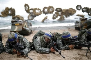Lính thủy đánh bộ Hàn Quốc trong cuộc tập trận chung Đại bàng non với Mỹ tháng 3-2017. Ảnh: REUTERS