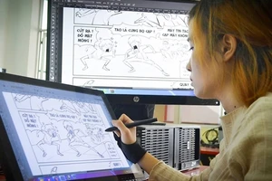 Thị trường truyện tranh Việt đang mở ra nhiều cơ hội cho các họa sĩ trẻ (một họa sĩ đang vẽ truyện tranh trên máy tính) Ảnh: C.M.A.